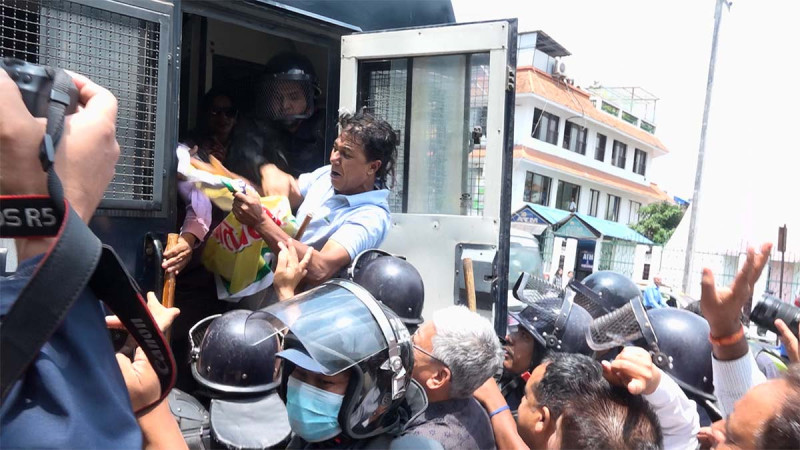 शरणार्थी प्रकरणमा संलग्नलाई कारबाहीको माग गर्दै प्रदर्शनमा उत्रिएका १६ अधिकारकर्मी पक्राउ 