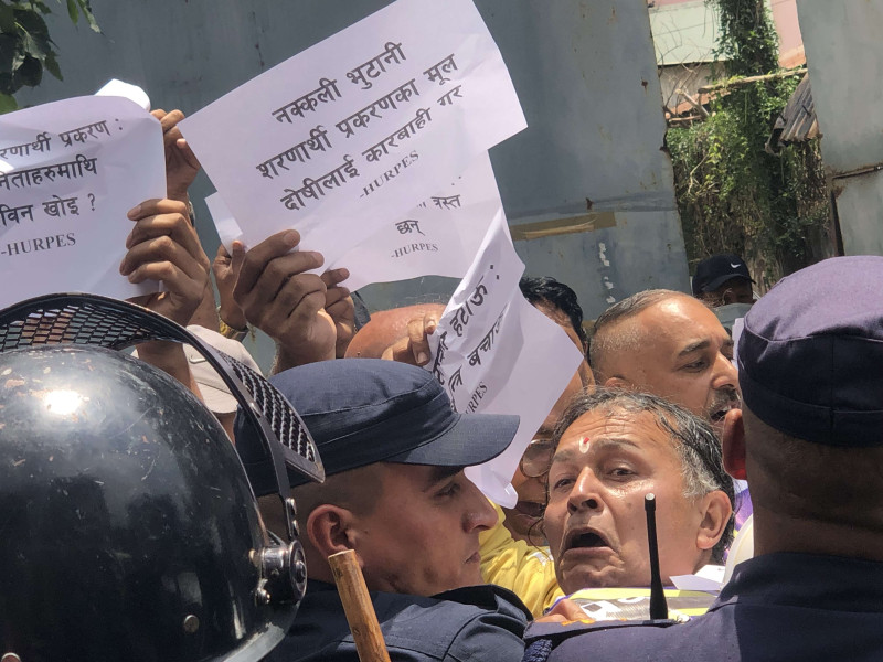 सिंहदरबार अगाडि प्रदर्शन गर्ने १७ अधिकारकर्मी गिरफ्तार