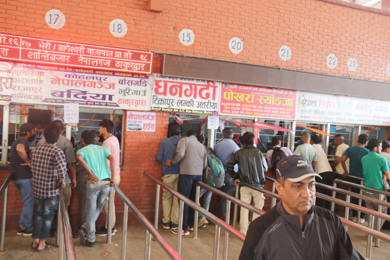 बसपार्कमा यात्रुको गुनासो- २३ गतेसम्मको टिकट प्याक भइसक्यो भन्छन्, घर कसरी जानु!