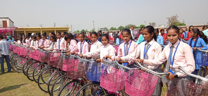 छात्रालाई साइकल