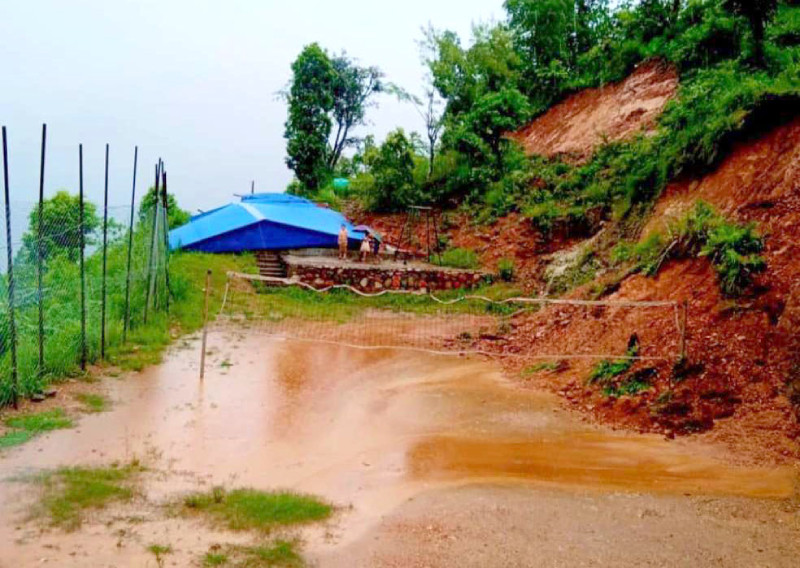 सुतिरहेका बेला एकै परिवारका ४ जनालाई पहिरोले बगायो