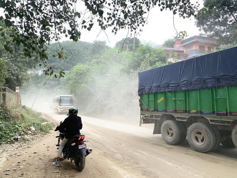 सडक निर्माणको जिम्मा लिएर निर्माण व्यावसायी सम्पर्कविहीन