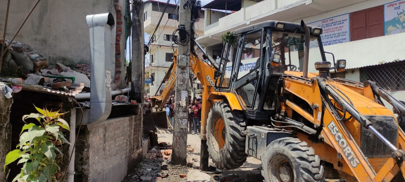 सार्वजनिक जग्गा मिचेर बनाइएका संरचना हटाइए