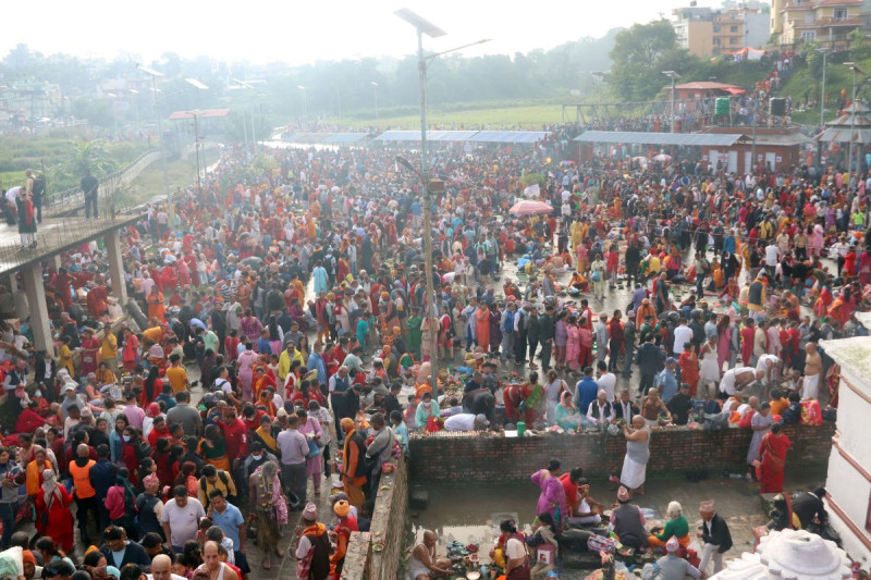 गोकर्णेश्वरमा बुबाको श्राद्ध गर्नेहरूको भीड [तस्बिरहरू]