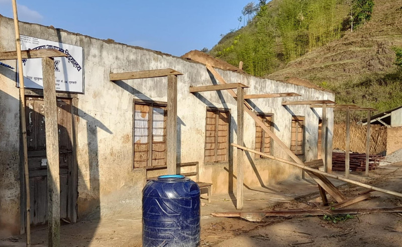 खोटाङमा हावाहुरीले विद्यालयको छाना उडायो,पठनपाठन प्रभावित