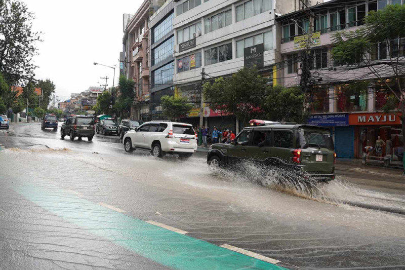 कुपण्डोलमा बीच सडक फुटेर पानी निस्कियो, सडक नै भासियो