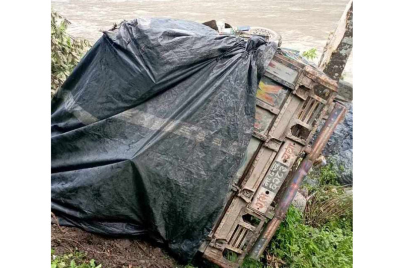 त्रिशूलीमा ट्रक खसेको घटना शङ्कास्पद, चालकको मोबाइल अफ, अनुसन्धान गर्दै प्रहरी
