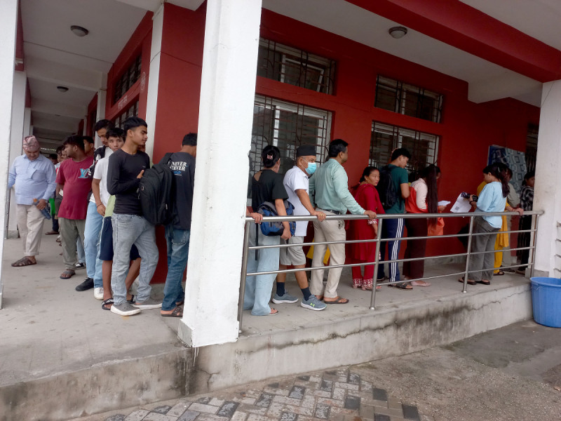 राष्ट्रिय परिचय पत्र लिन जिल्ला प्रशासन कार्यालयमा बढ्न थाल्यो भीड