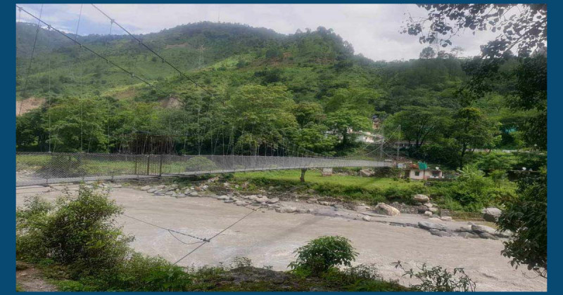नेपाल–भारत जोड्ने झोलुङ्गे पुलको लठ्ठा चुडिँदा आवतजावत बन्द
