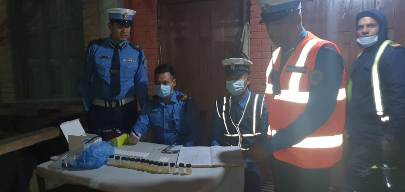 ट्राफिक प्रहरीको लापसे चेकिङ :  ४ जना चालक पक्राउ 