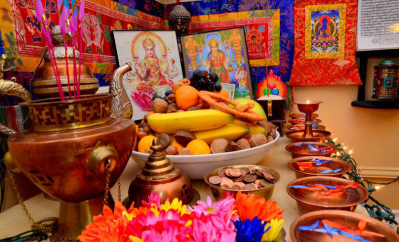 कुकुर तिहार र लक्ष्मीपूजा आज एकै दिन, बिहान कुकुरको पूजा, साँझ लक्ष्मीको आराधना