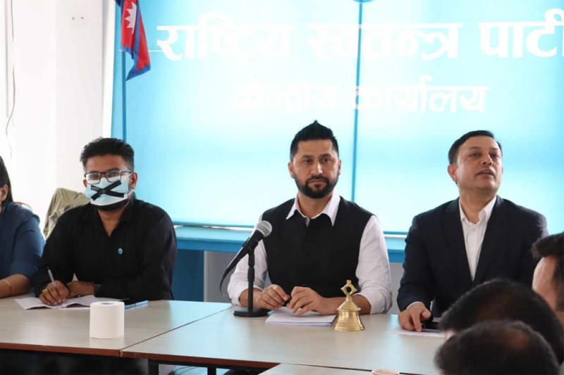 मुखमा कालो टेप टाँसेर महामन्त्री ढकाल बैठकमा सहभागी