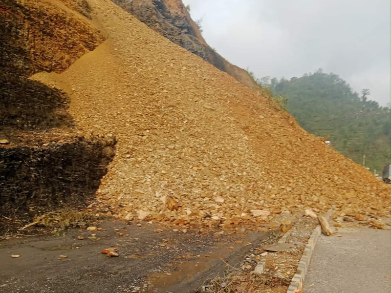 निरन्तर वर्षाले चौरजहारी–सल्लीबजार सडक अवरुद्ध