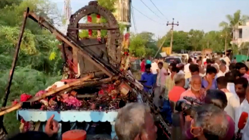 भारतकाे त्रिपुरामा रथले हाईटेन्सन तारलाई छुँदा ६ को मृत्यु, १५ जना घाइते  