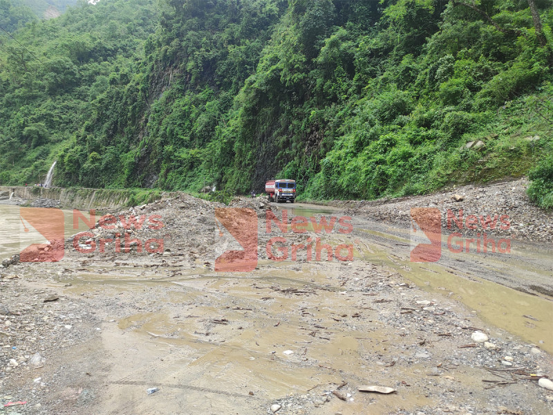 पहिरोले पृथ्वीराजमार्ग अवरुद्ध