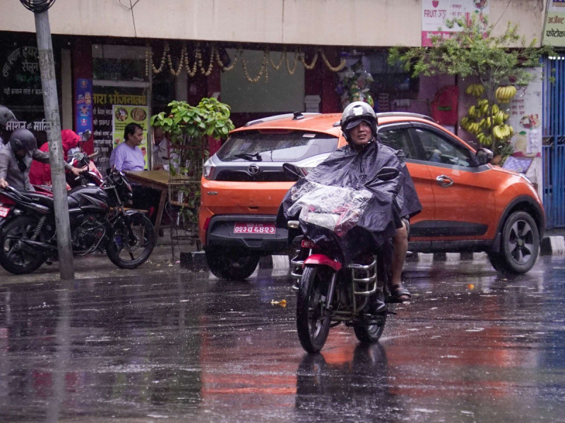 तस्बिरमा हेर्नुहोस् झरीले रुझेको काठमाडौं 