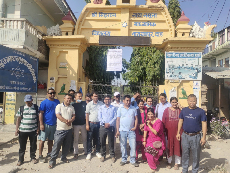 विद्यालय कर्मचारीद्वारा सामुदायिक विद्यालय बन्द [तस्बिरहरू] 