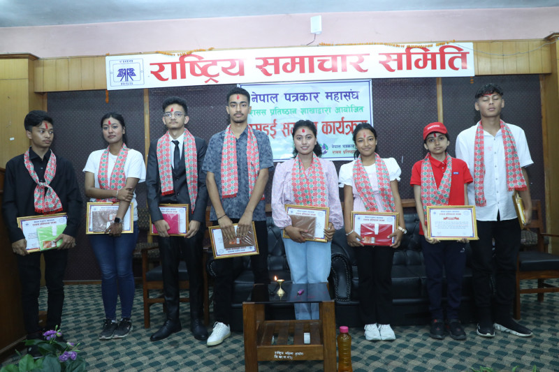 सम्मानित भए एसईई उत्तीर्ण विद्यार्थी
