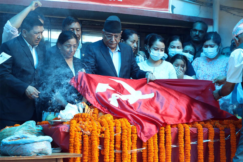 प्रधानमन्त्री प्रचण्ड पत्नी सीता दाहाललाई अन्तिम श्रद्धाञ्जली दिइँदै 