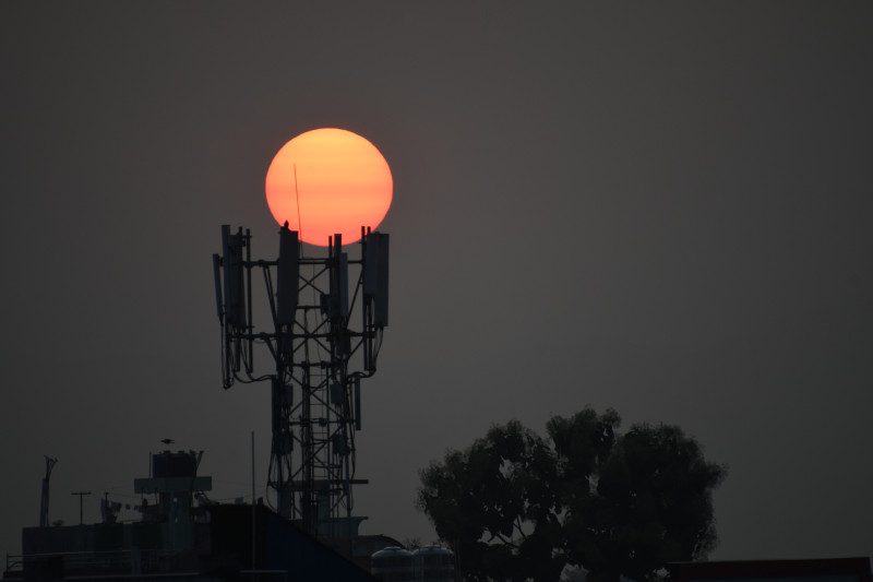 सूर्यास्त र चन्द्रमा [तस्बिरहरु]