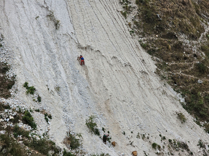 भीरमा ढुङ्गा, गिट्टी संकलन गर्दै महिला