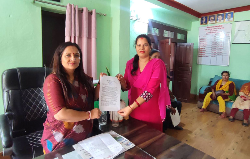 वीरेन्द्रनगर नगर प्रमुखलाई मागपत्र बुझाउँदै शिक्षक