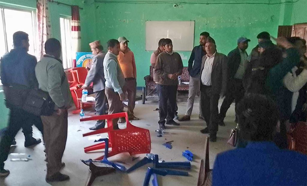 कार्यपालिका बैठकमै प्रमुख प्रशासकीय अधिकृतमाथि आक्रमण