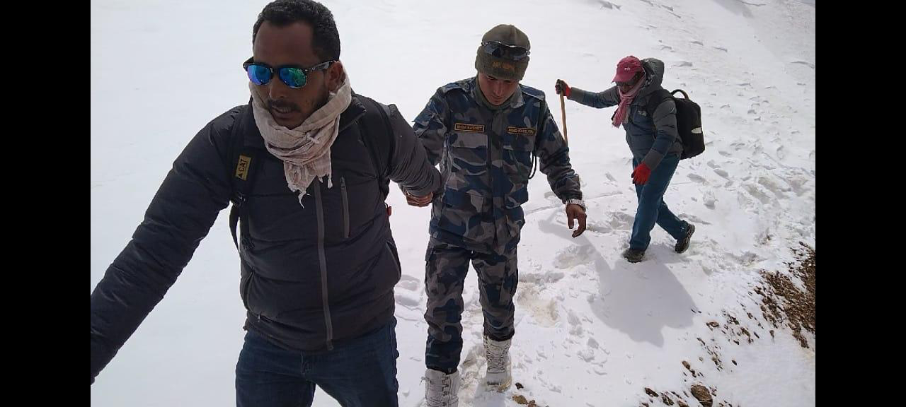 हिउँमा फसेका तीन कर्मचारीको उद्धार 