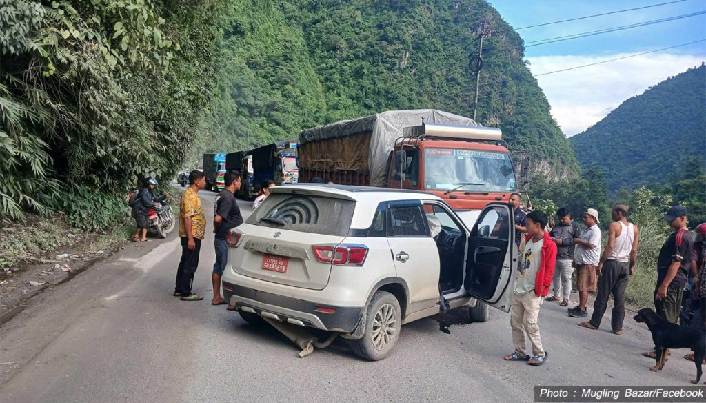 मुग्लिन–नागढुङ्गा सडकखण्डको जवाङ खोलामा ट्रक र कार ठोक्किए