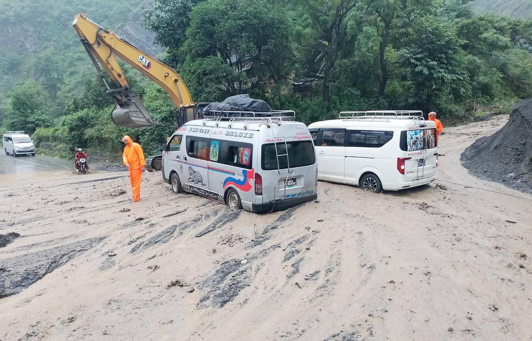 लेदोसहितको पहिरोले बीपी राजमार्ग अवरुद्ध