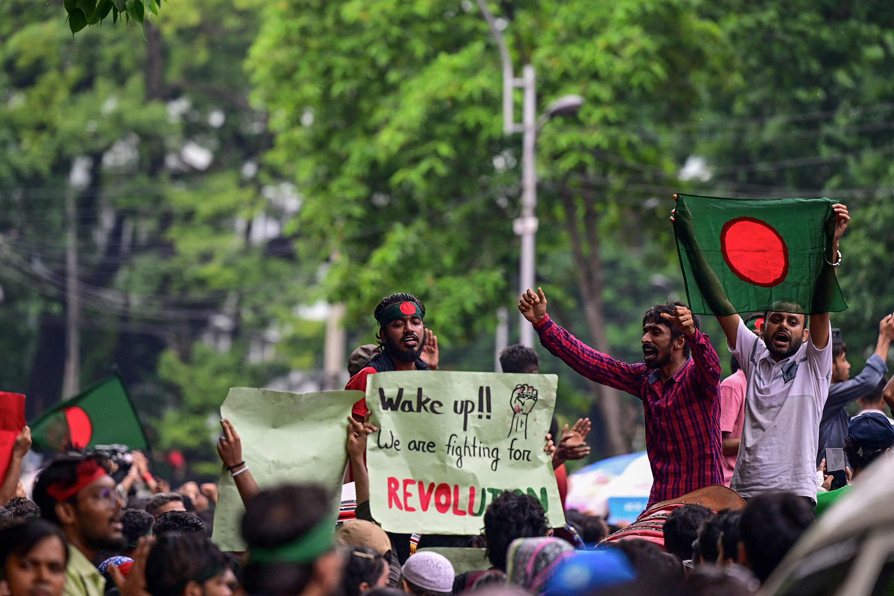 बङ्गलादेशमा पुन: आन्दोलन चर्काउँदै विद्यार्थी 