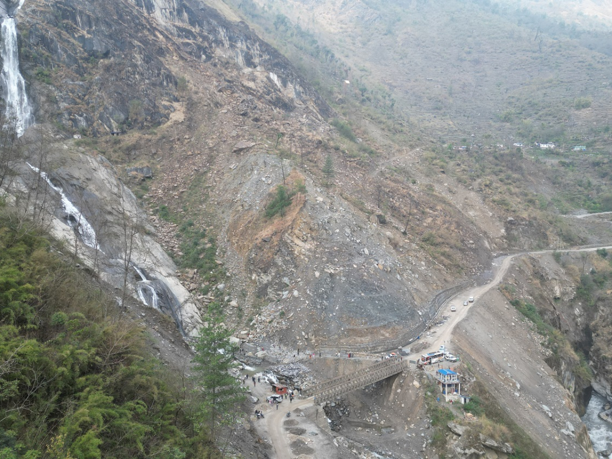 पहिरो बेनी–जोमसोम सडकमा यातायात सेवा प्रभावित 