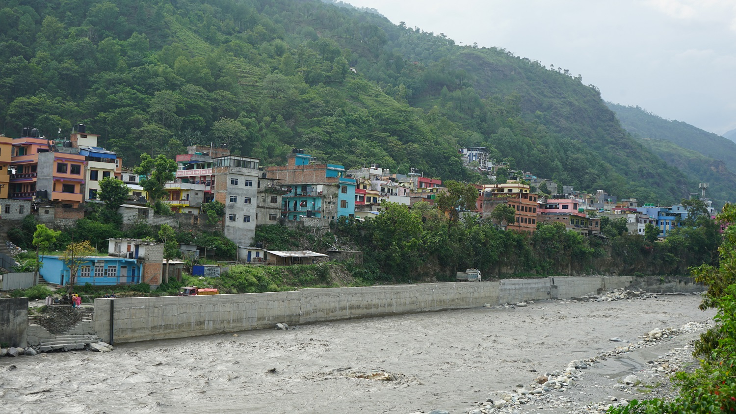 बाढी नियन्त्रण गर्न पक्की पर्खाल निर्माण