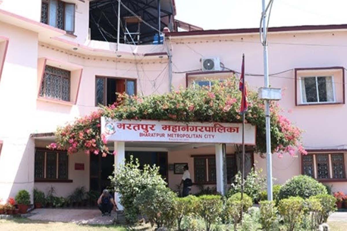 वैदेशिक रोजगारीमा गएका नागरिकको तथ्याङ्क सङ्कलन गर्दै भरतपुर