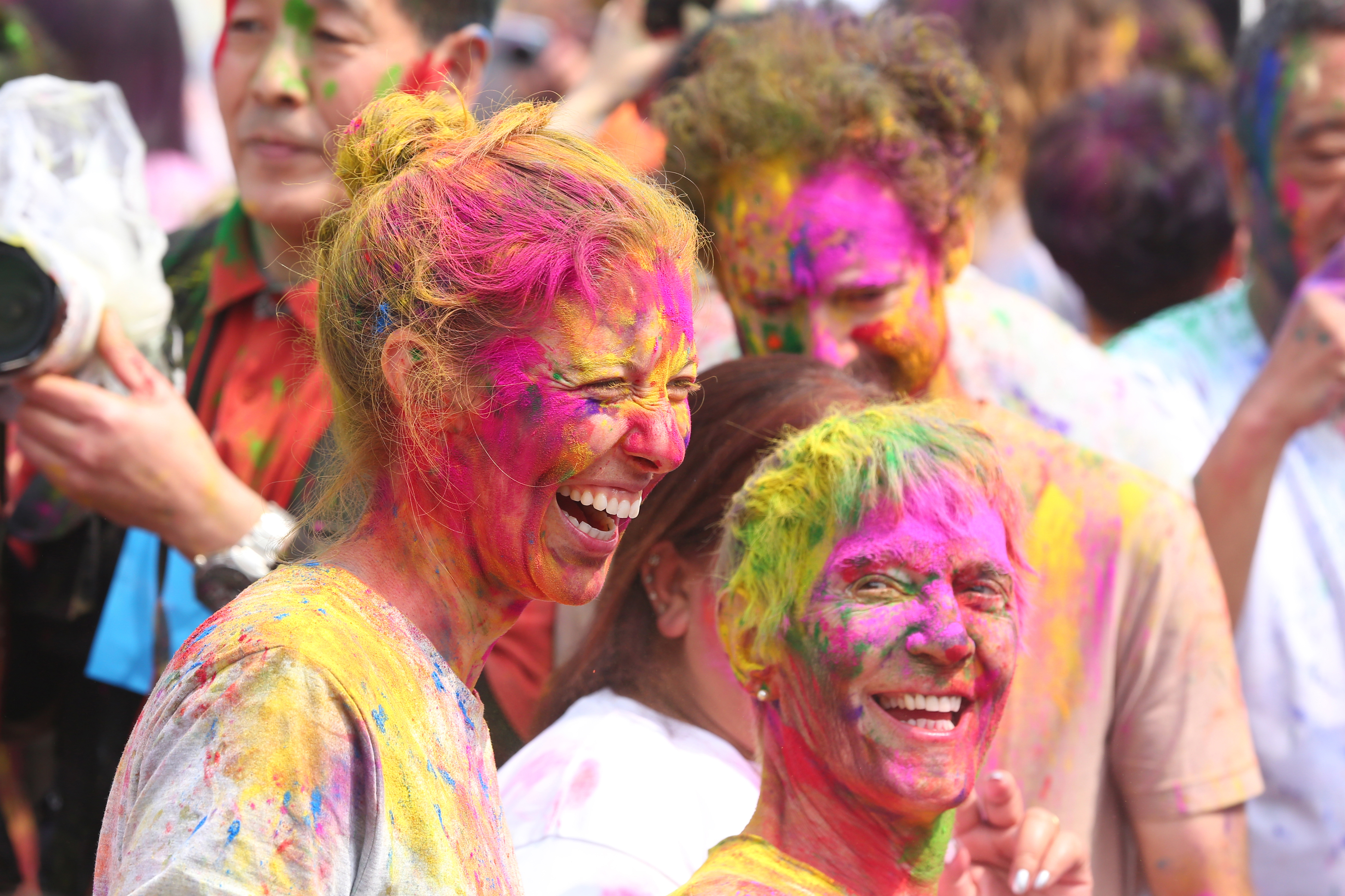 बसन्तपुरको होली कार्यक्रममा रमाउने विदेशी पर्यटक र युवा