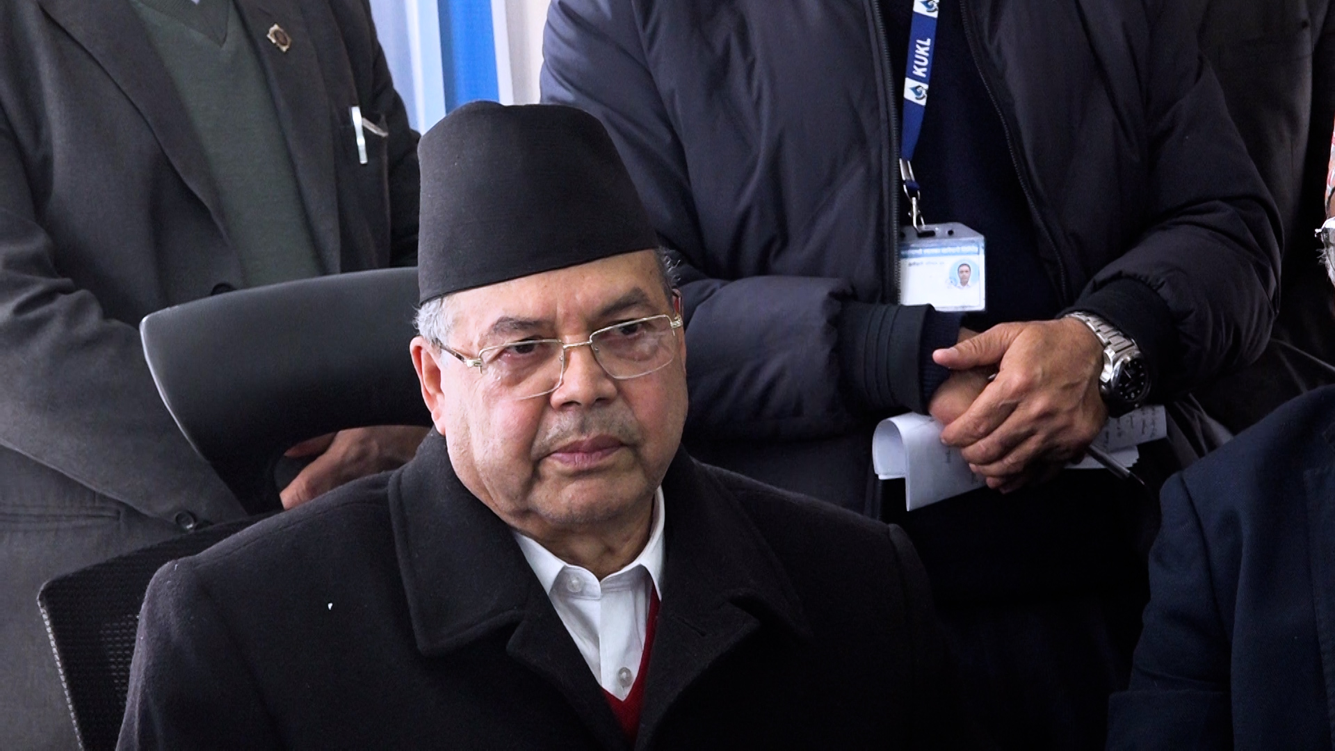 खानेपानी माग्दै पूर्वप्रधानमन्त्री खनालले बुझाए ज्ञापनपत्र