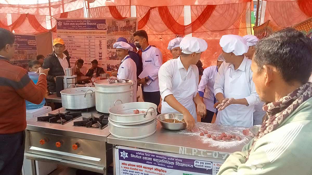 बर्दिबासामा सडकमै खाना महोत्सव