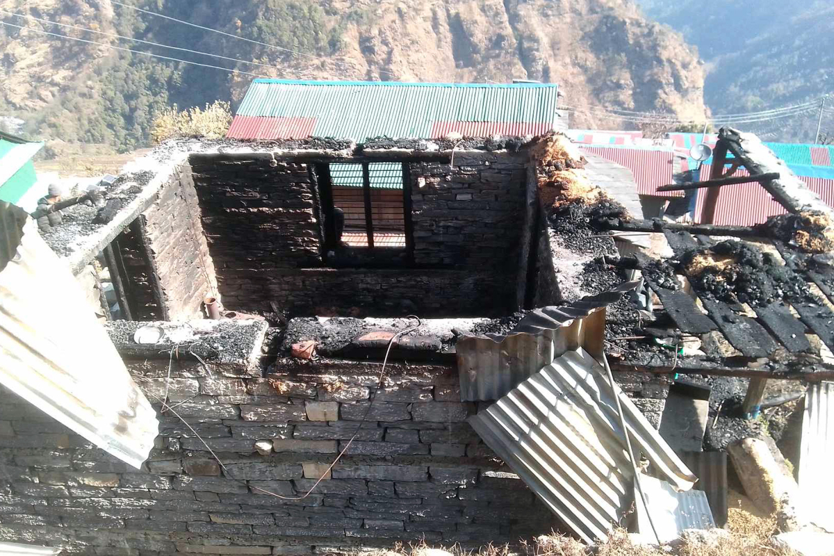 अँगेनोको आगोले घर खरानी