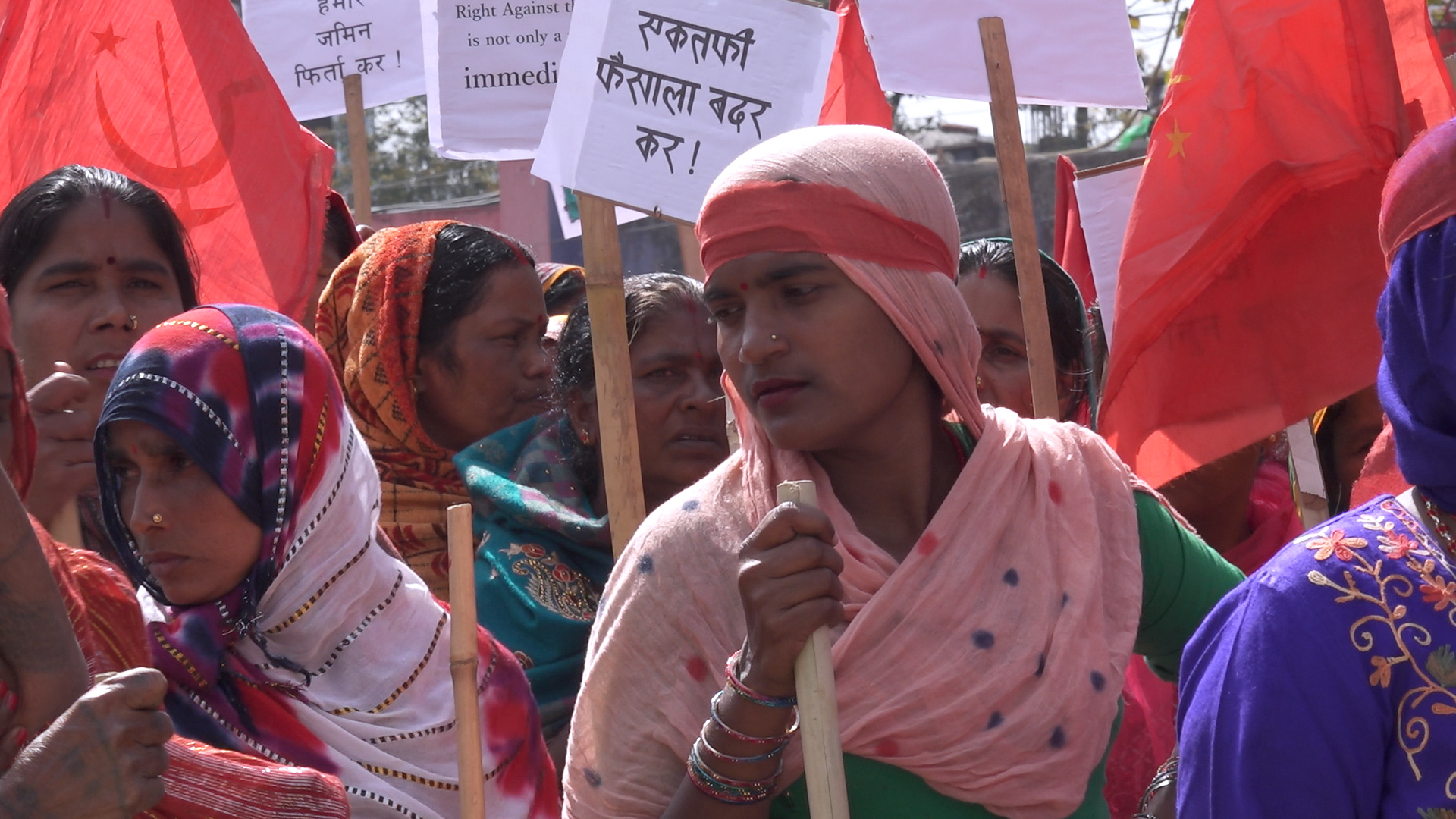 बालुवाटारमा मार्च पास गर्दै मिटरव्याज पीडितले भने— हामी गणतन्त्र विरोधी होइनौं