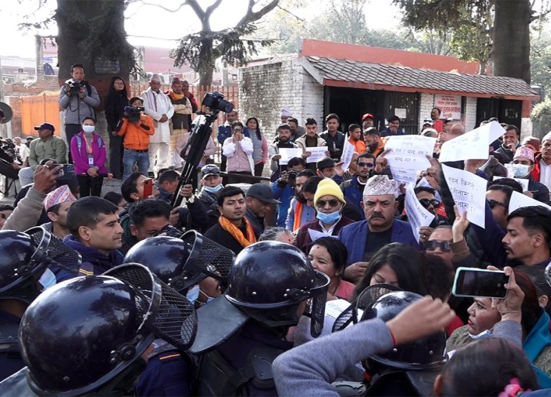 मन्त्री किरातीको बर्खास्ती माग गर्दै पशुपति क्षेत्रमा प्रदर्शन