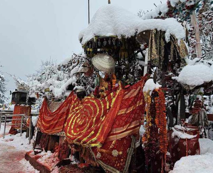 हिउँसँग लुकामारी गरिरहेको पाथीभरा [तस्बिरहरू]