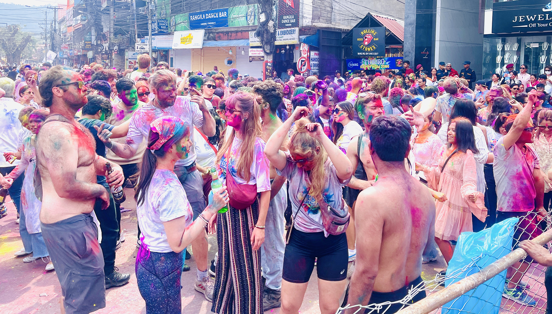 पर्यटकीय राजधानी पोखरामा ५ सय विदेशी पर्यटकले खेले होली