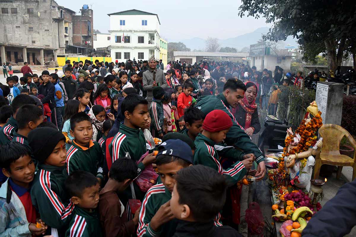 सरस्वती मन्दिरमा पूजा गर्ने विद्यार्थीको घुइँचो [तस्बिरहरू]