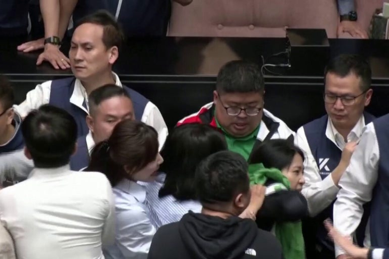 ताइवानको संसद्मा झडप, सांसदहरुबीच हानाहान