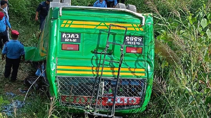 पोखराको घैयाँखेतमा बस दुर्घटना, १६ यात्रु घाइते, चारको अवस्था गम्भीर