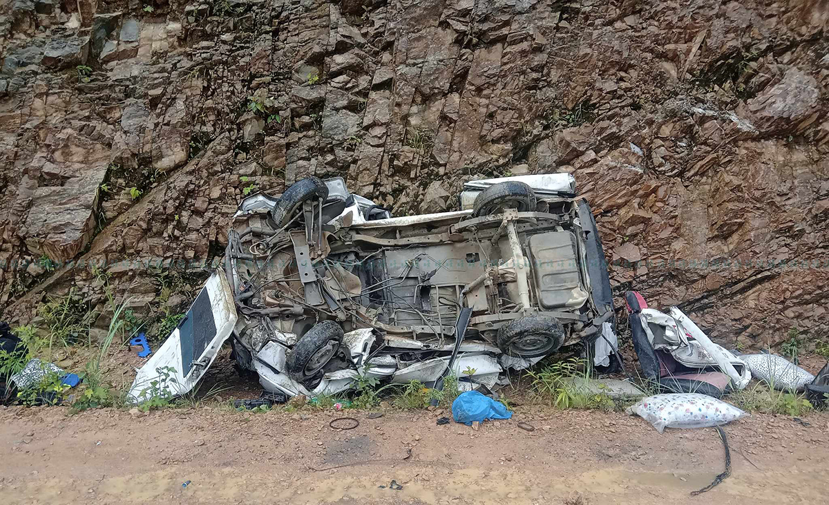 चित्लाङ जाँदै गरेको गाडी दुर्घटना : दुई जनाको मृत्यु
