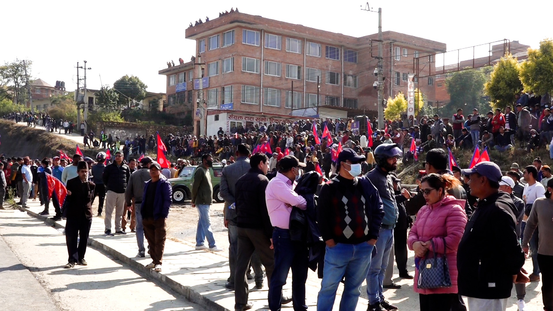 यी हुन पक्राउ परेका दुर्गा प्रसाईँका समर्थक