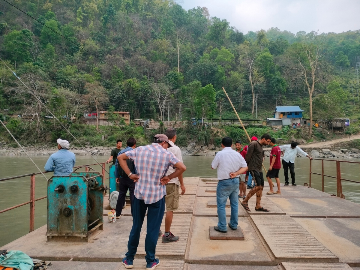 अरुण नदीमा पानीको बहाव बढेपछि ‘फेरी’ बन्द गरियो 