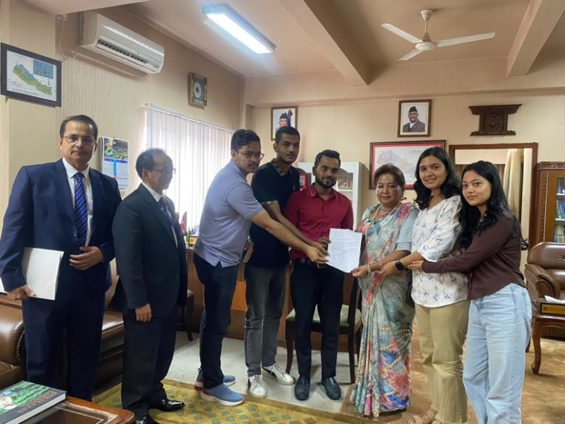 बङ्गलादेशबाट फर्किएका विद्यार्थीको परराष्ट्रमन्त्रीसँग आग्रह– त्यहाँ रहेका साथीहरुको सुरक्षा होस्