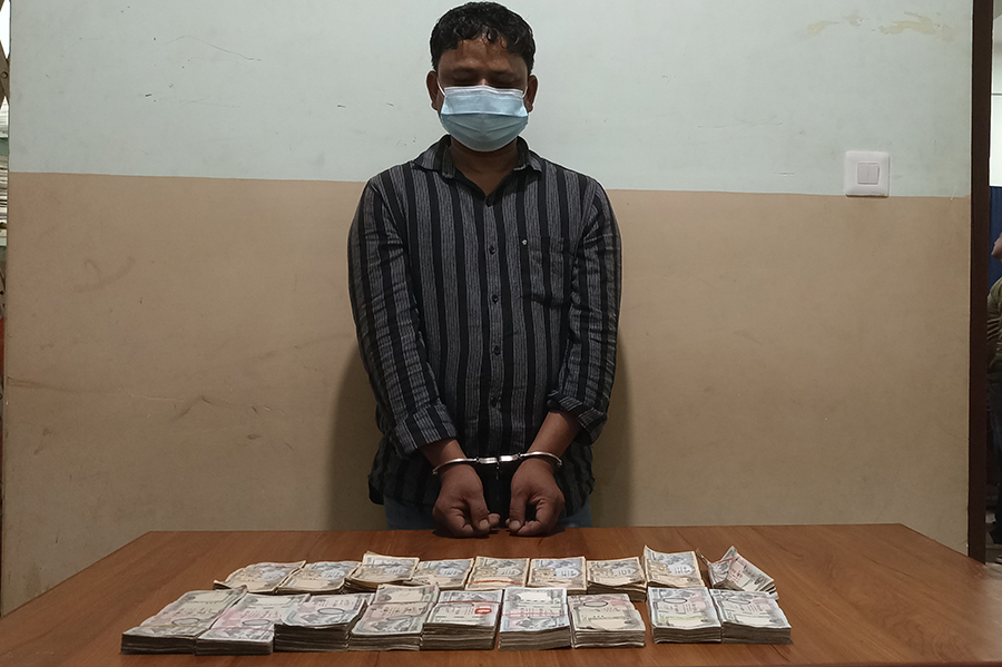 स्रोत नखुलेको १३ लाखसहित भारतीय पक्राउ